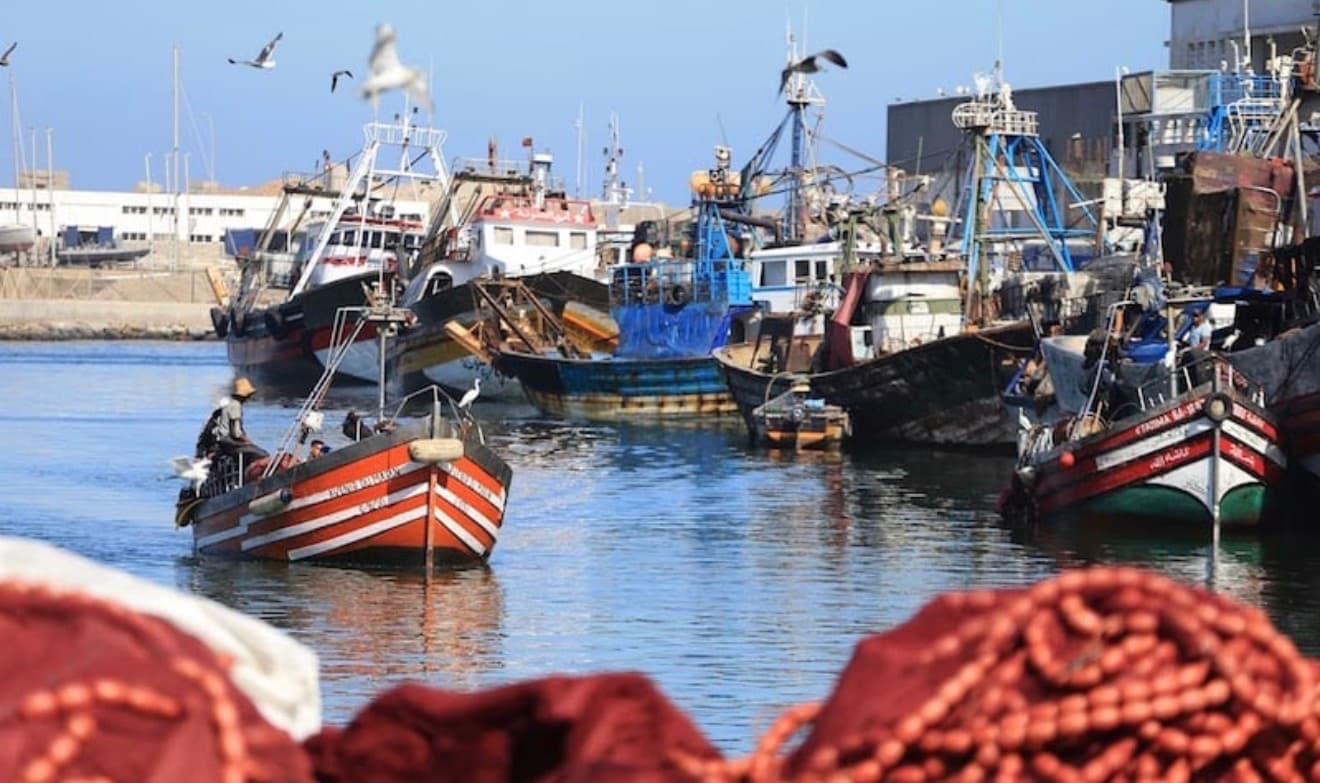 بعد مغادرتهم ميناء العيون .. 20 حراگ ينقذون مركبا