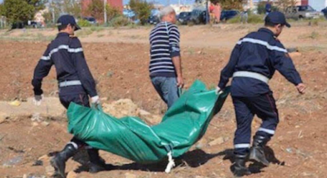أطفال يعثرون على جثة امرأة في فخيشة