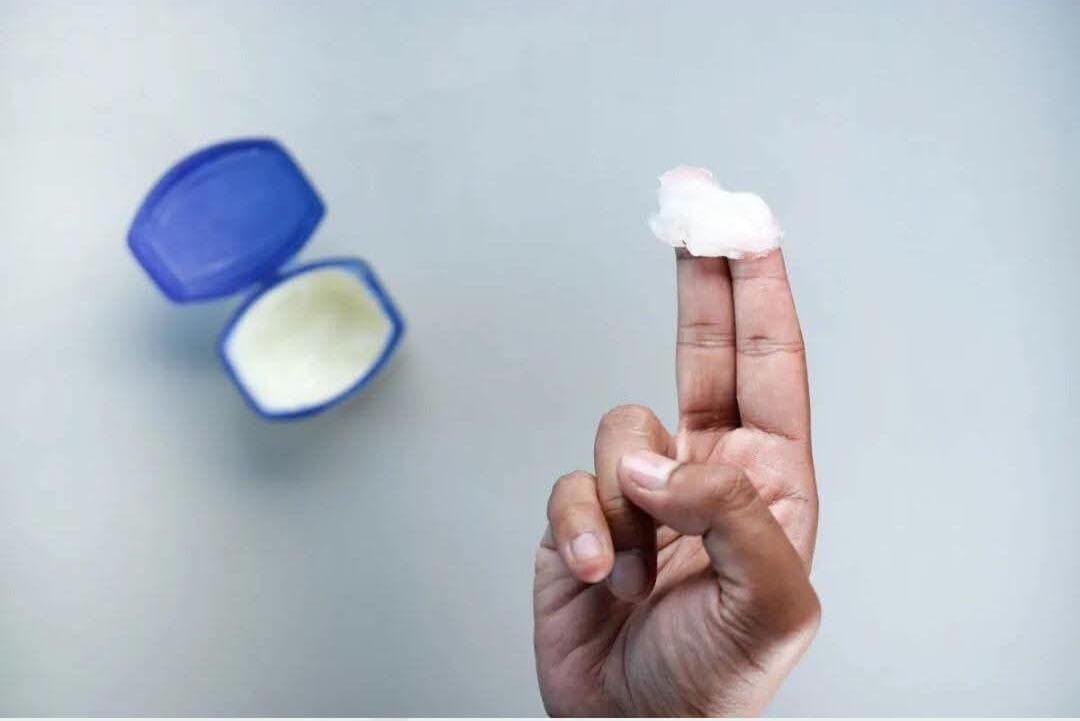 8 فوائد للفازلين في 8 دقائق