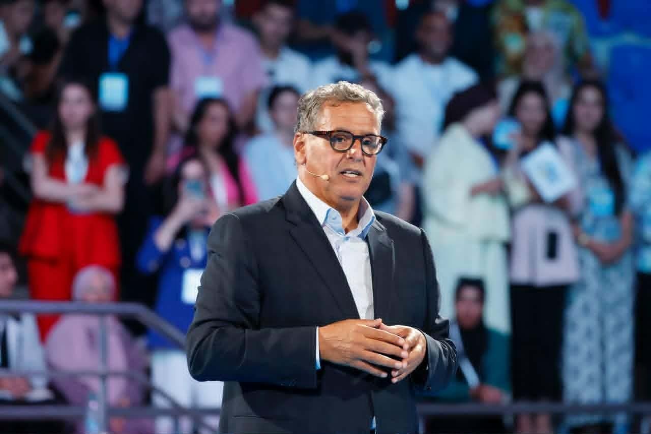 أخنوش يدافع عن العلمي ويؤكد أن الحسم بيد السلطان