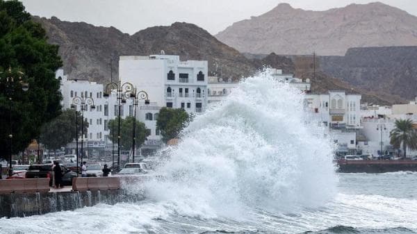 الأرصاد العُمانية: موج 4.5 متر على بعض السواحل