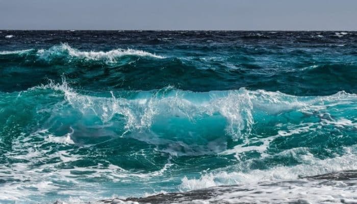 حالة البحر في عمان مع رطوبة عالية وأمواج هائجة