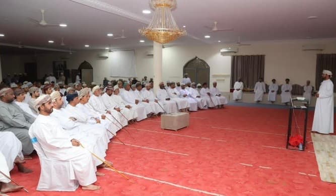 شرطة عمان تنظم محاضرة عن المؤثرات العقلية في صحم
