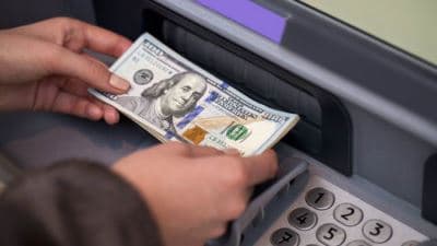 تحركات العملات مع تراجع الدولار قبل تقرير الوظائف