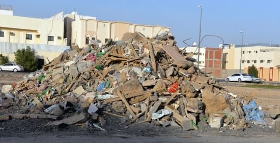 بلدية شمال الباطنة تحذر من أضرار بيئية وشوائب في المظهر