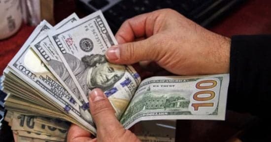 الدولار يقترب من أعلى مستوى منذ شهرين