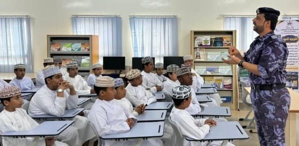 شرطة الباطنة تنفذ أنشطة توعوية للطلبة