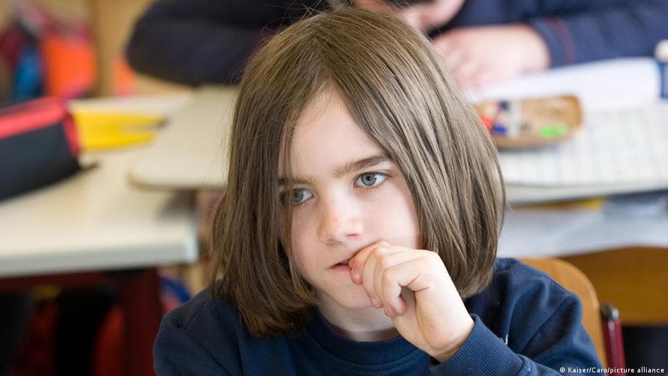 Child nail-biting: normal or warning