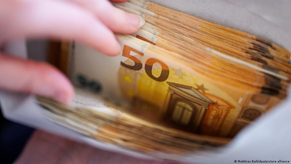 Haydar al-Musharid hands out 50-euro notes