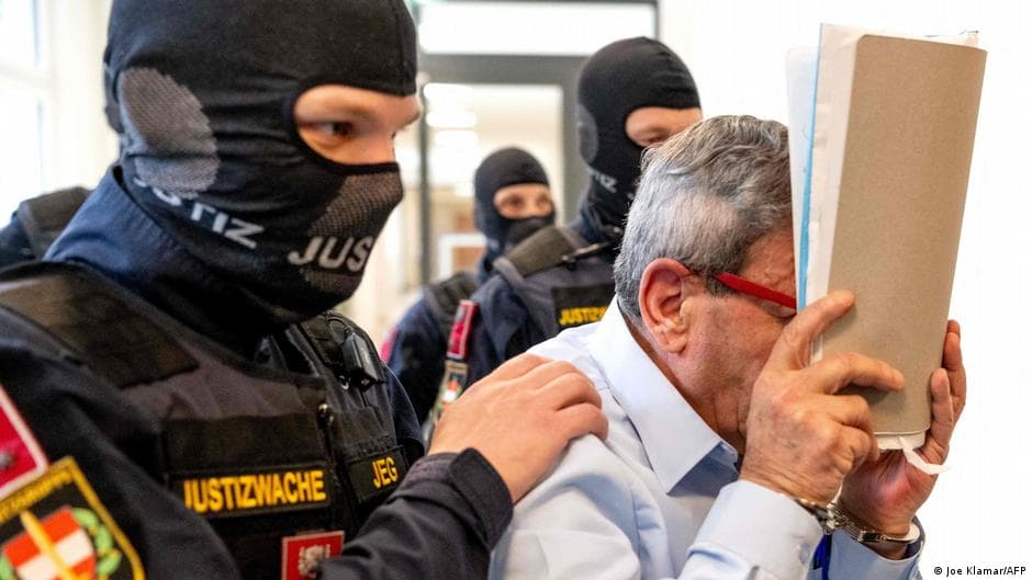 فيينا تدين ضابطين سابقيين في الأسد بالسجن