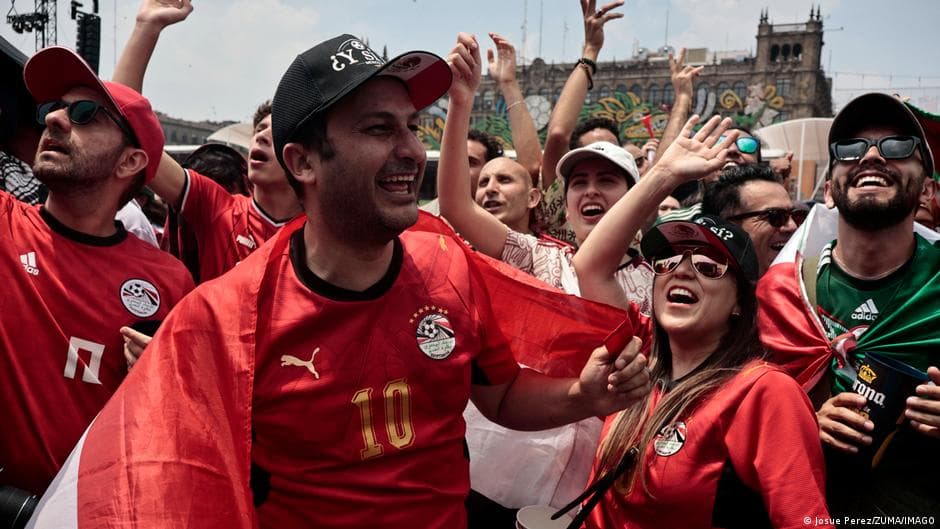 عناق الغرباء.. القوة النفسية الخفية في كأس العالم