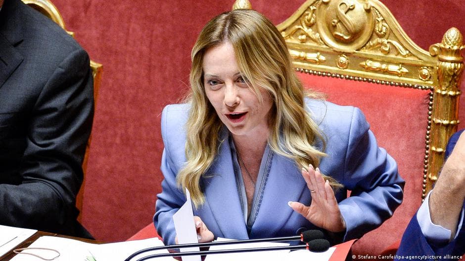 ألوان ميلوني بين السياسة والموضة