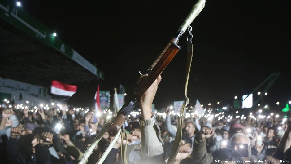 الحوثيون يتحولون من جماعة معزولة إلى قوةيسيطر على باب المندب