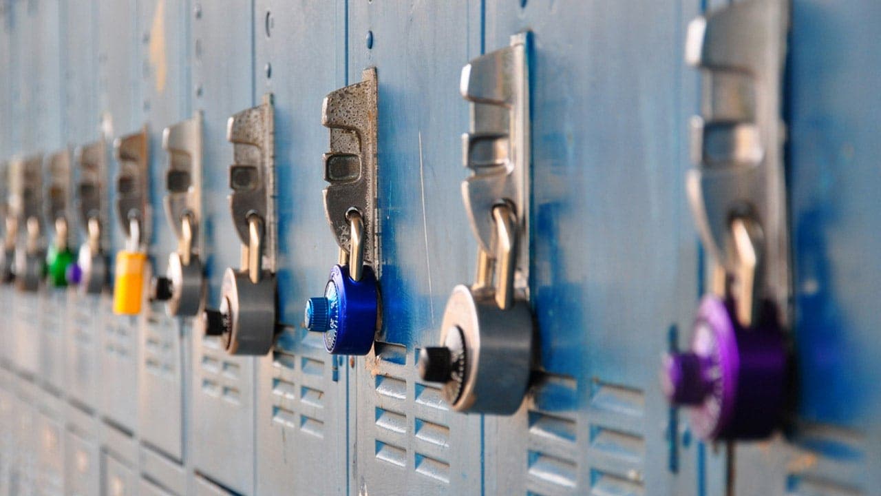 مور وإد بوزولي يدعون لوقف تمويل مدارس الأطفال