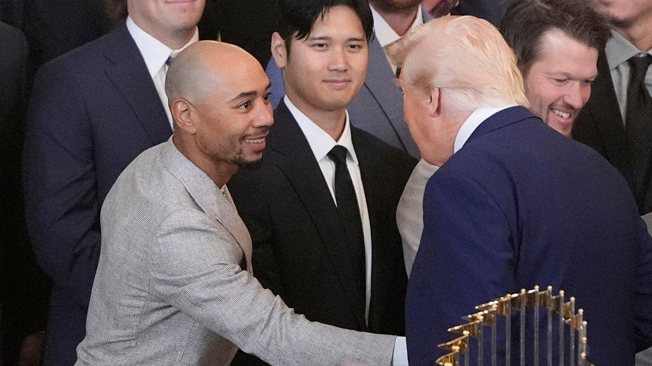 موكي بيتس يصبح أحدث لاعب من فريق دودجرز يتجنب زيارة البيت الأبيض ويؤكد أنها ليست مسألة سياسية