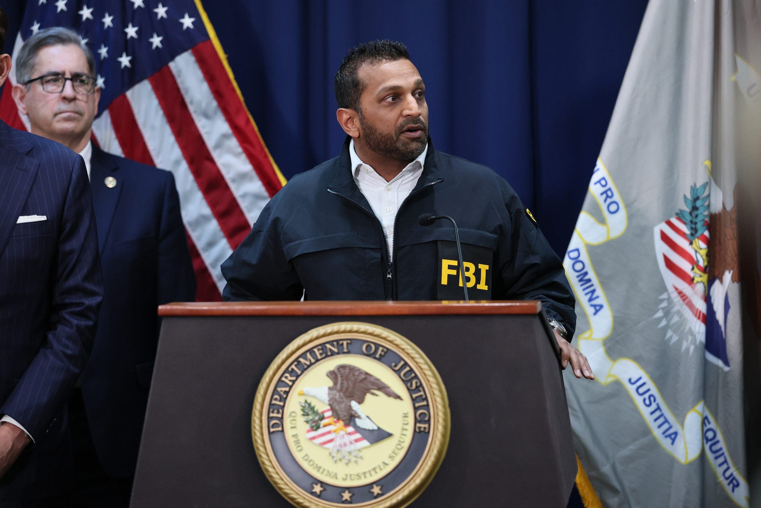 كاش باتيل يعلِن اعتقال متعاون مع ShinyHunters بعد اختراق FBI