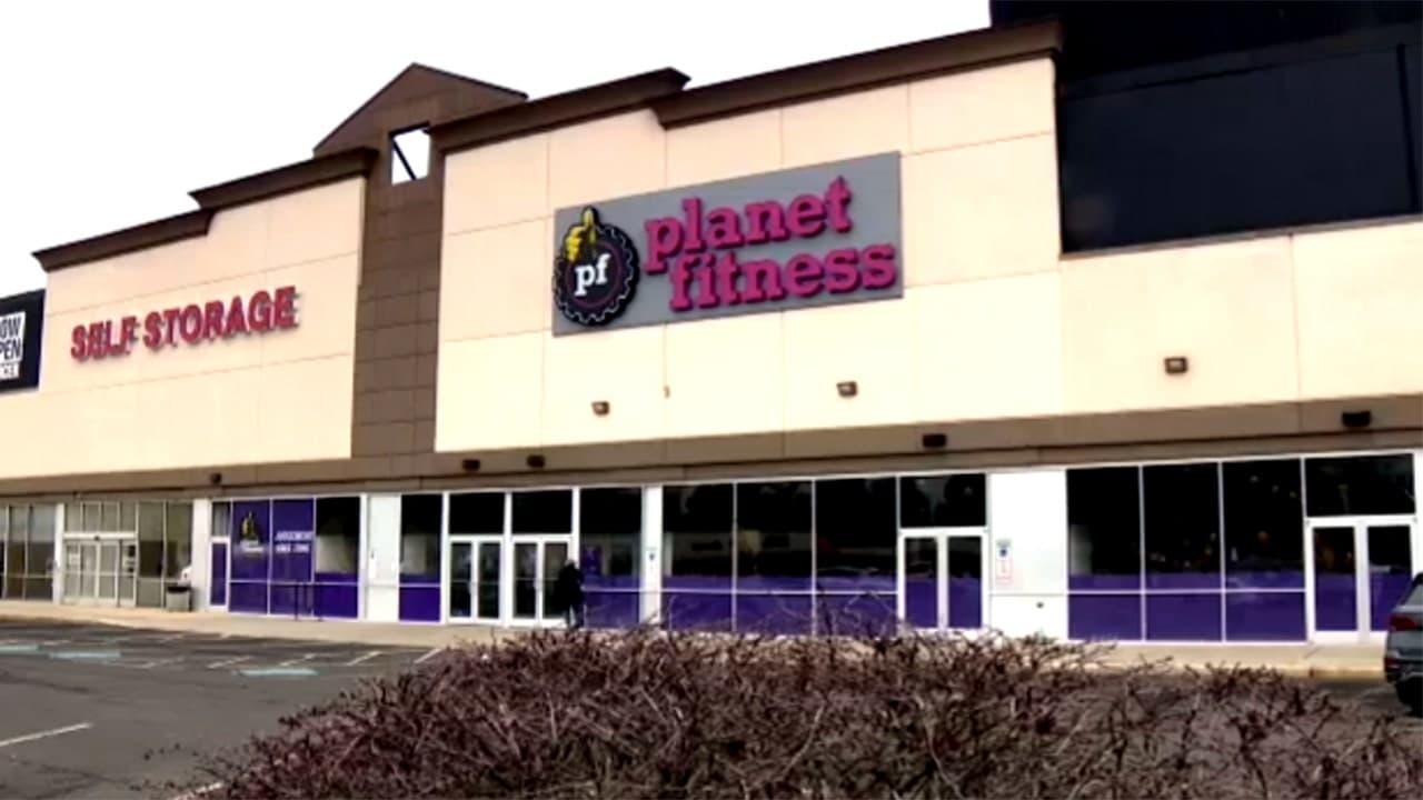 Child predator reportedly assaults women in gym locker room