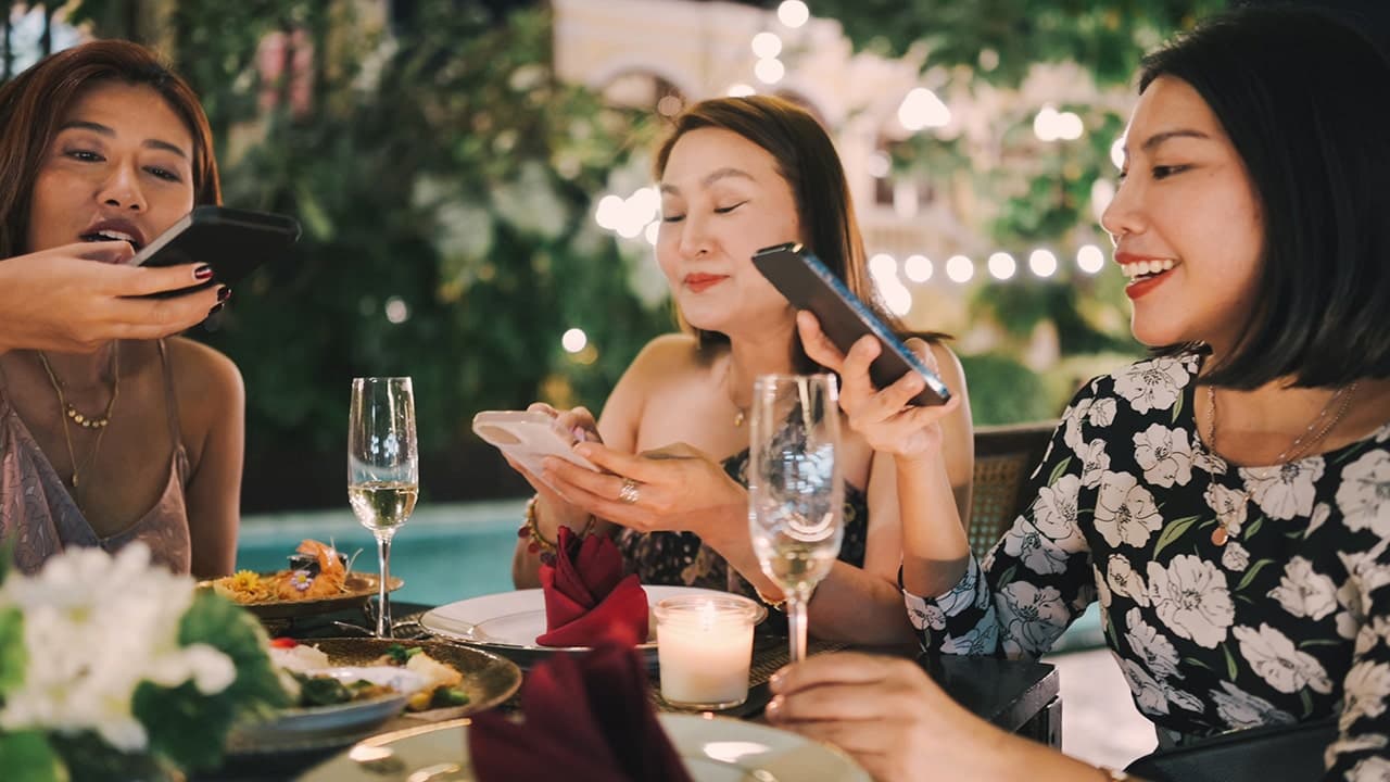 Restaurants confiscate phones as new trend