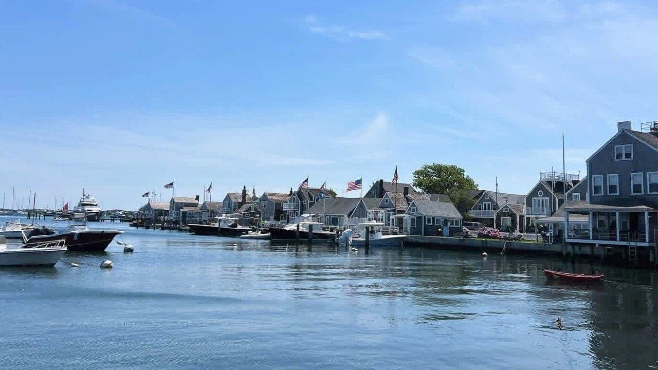 Dems gather on upscale island amid donors