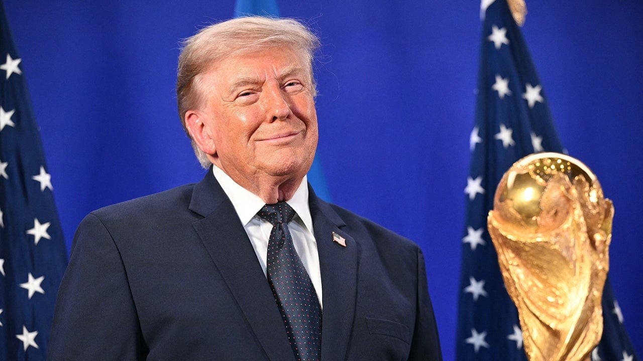 Trump listens to Jennifer Hudson's national anthem