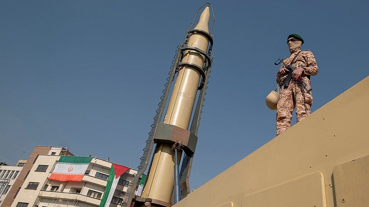 إيران تتفاخر بصاروخ جديد وتحضيرات الحرب