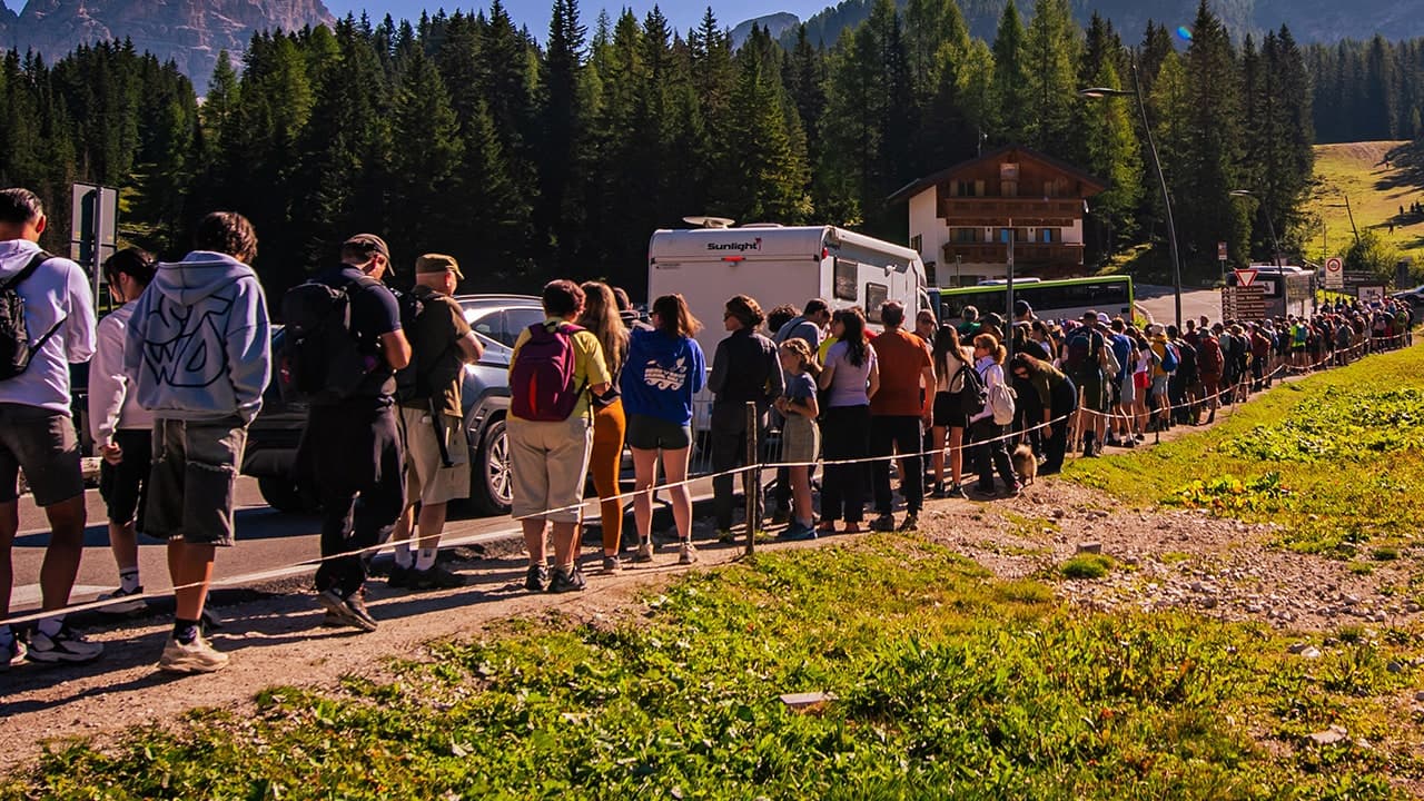 Tourists flock to mountain site amid selfie backlash