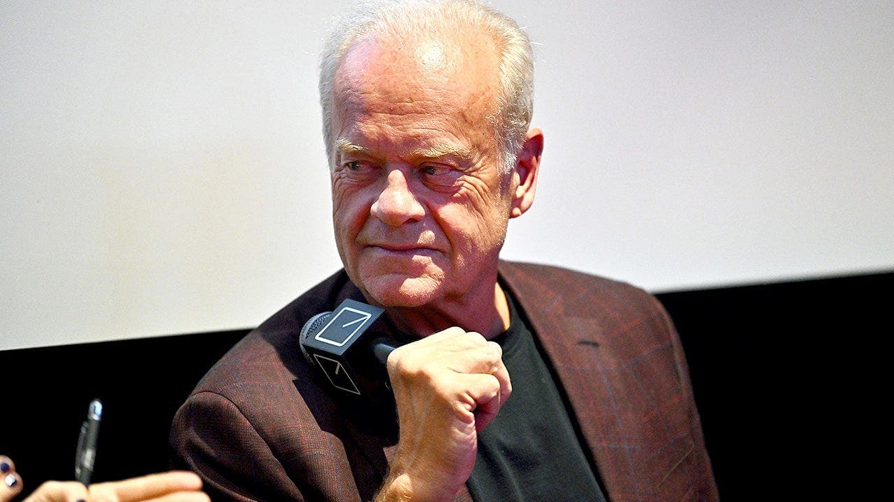 كيلسي غرامر يصف تعديل التاريخ في الأفلام بأنه مرهق