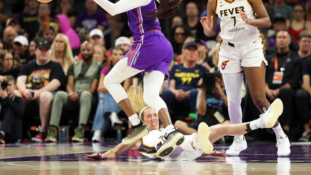 لاعبة الـWNBA التي ضربت مرفق كيتلين كلارك تتعرض لضربة في وجه نجم فيفر وإنهاء المباراة