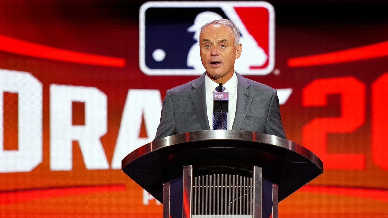 مفوض دوري MLB روب مانفريد يخطئ في اسم اللاعب المختار في الجولة الأولى من المسودة