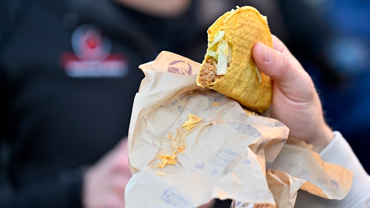 Taco Bell Offers $1 Mexican Pizza to Attract Customers