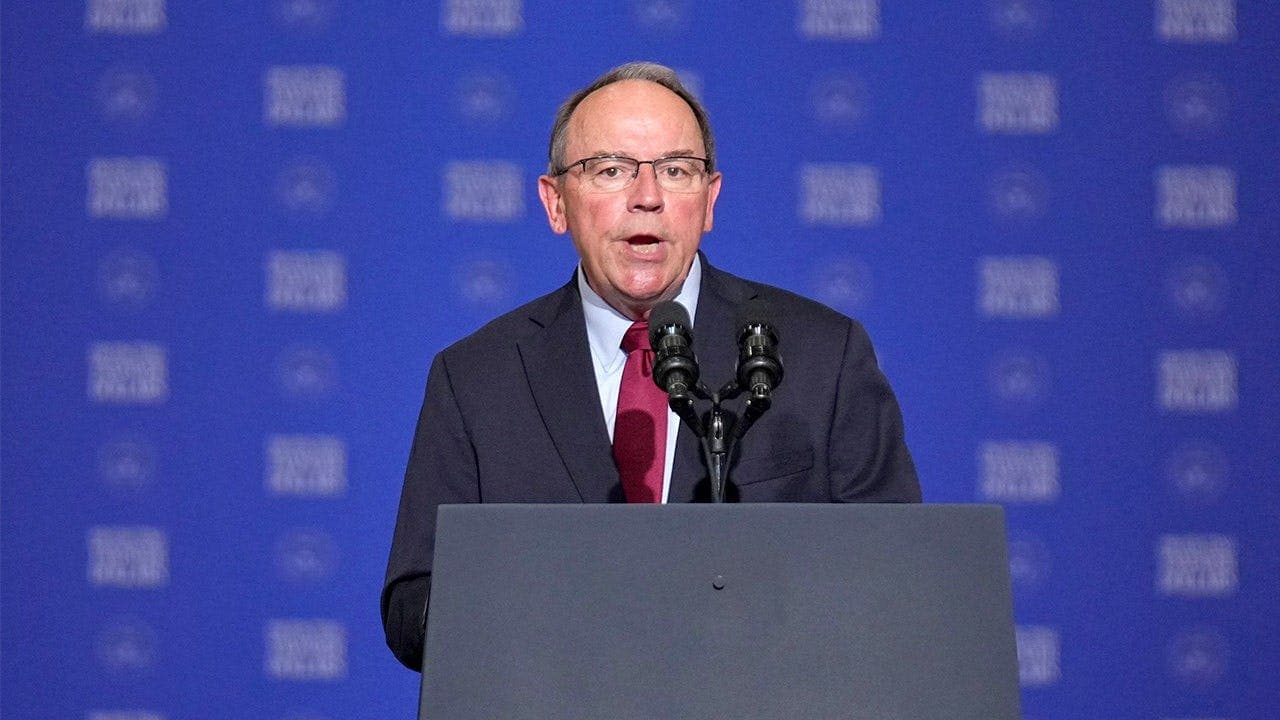 Wisconsin GOP candidate escapes sinking plane