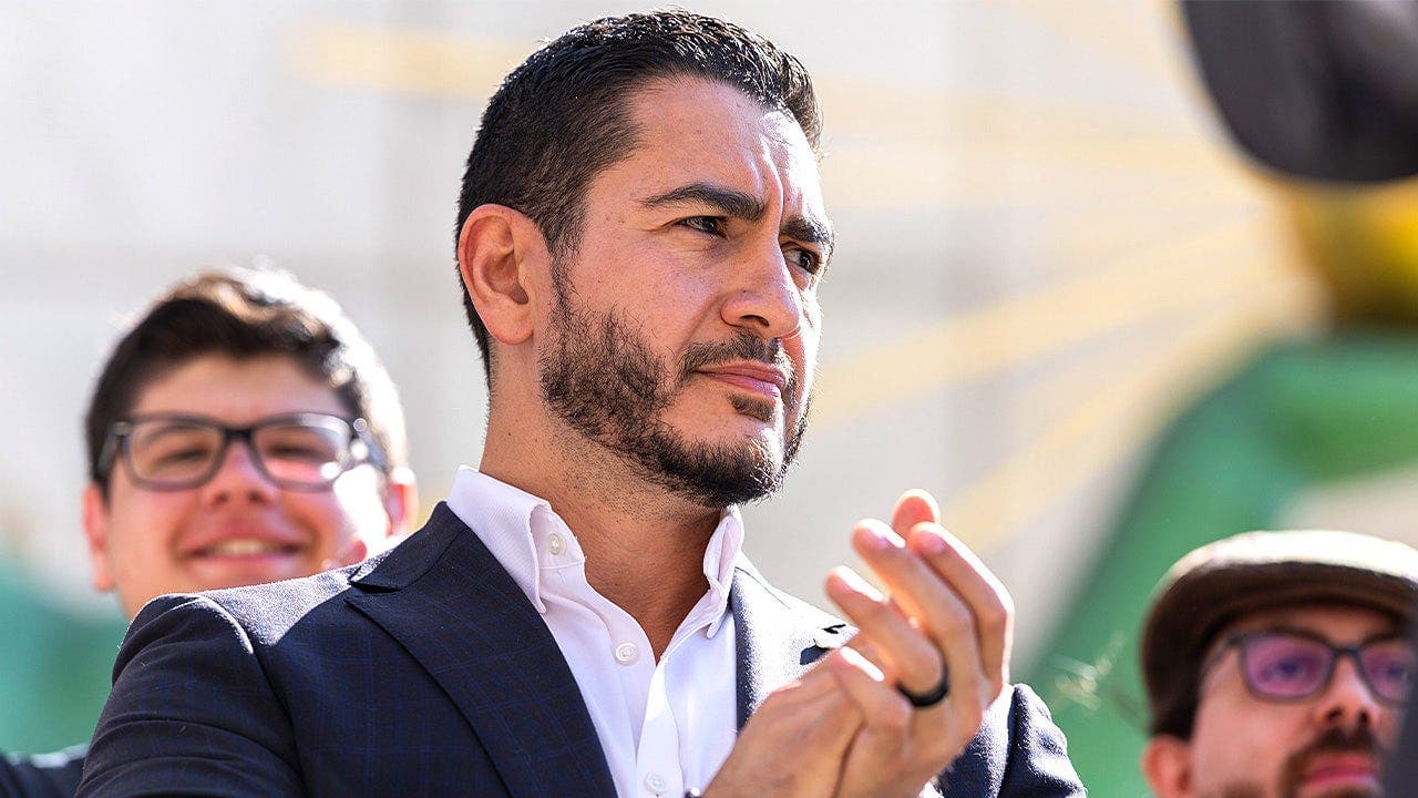 السيد يهدد خصمه الجمهوري بعد أدلة المحافظين