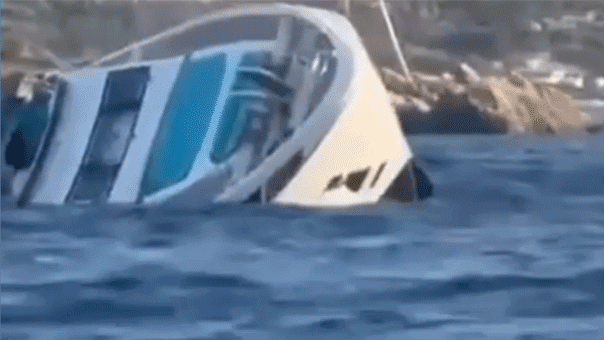 قارب بقيمة 9 ملايين يغرِق قبالة الساحل