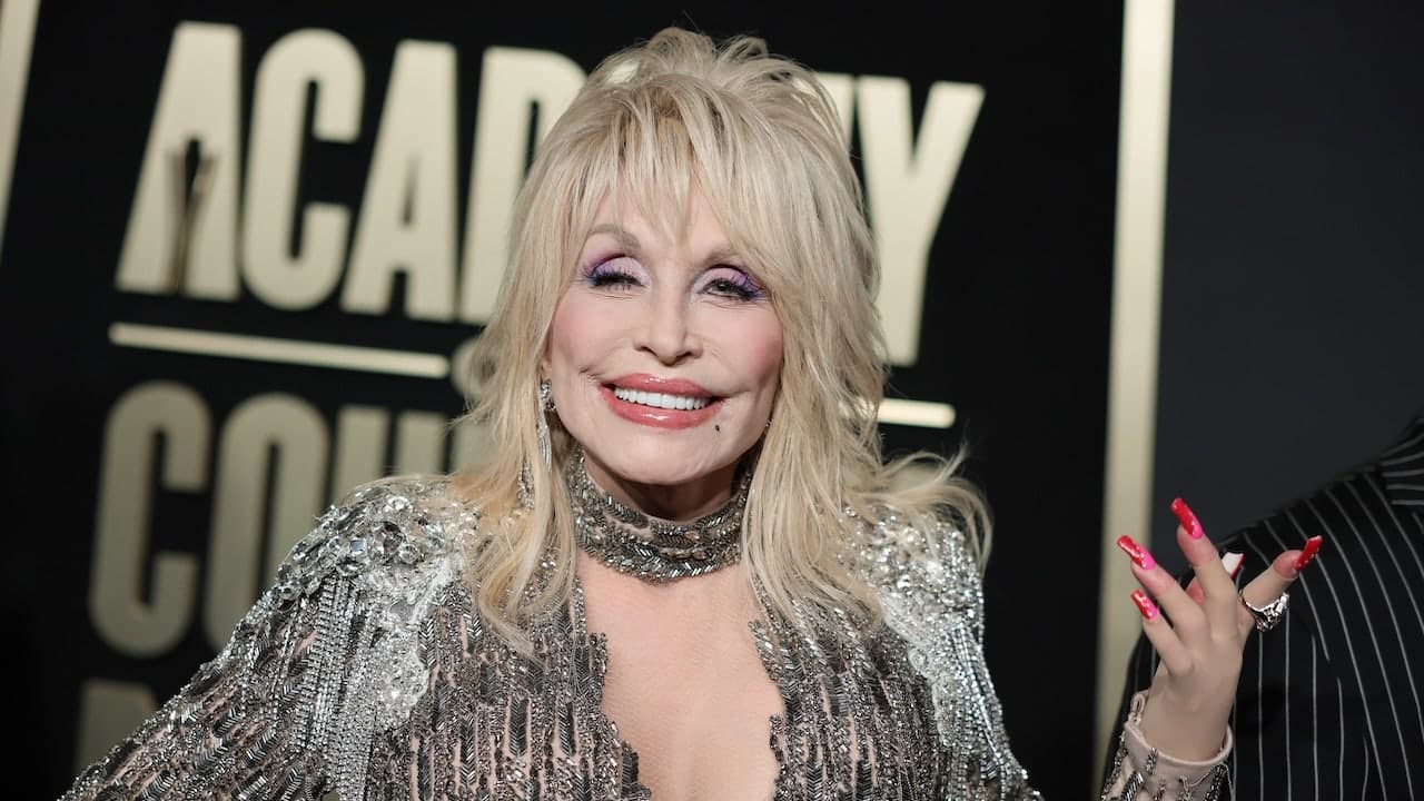 Tennessee Volunteers fans honor Dolly Parton in season opener