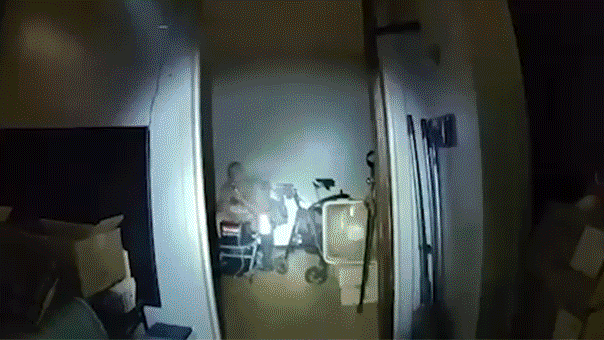 رجل يواجه اتهامات بتوجيه قنابل اللهب لموظفي الإخلاء في فيديو سجن برية