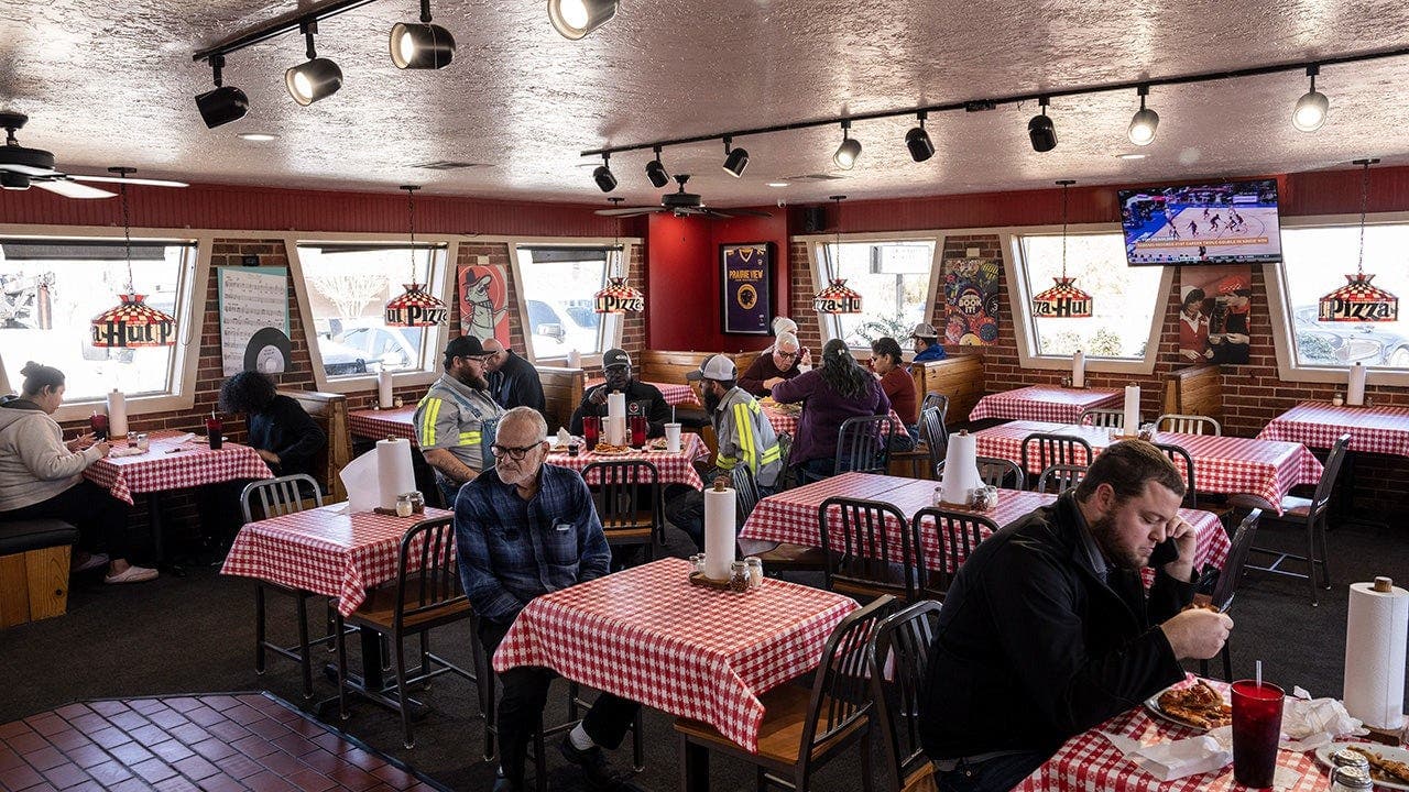 Retro Pizza Hut attracts long-distance customers