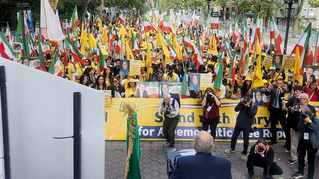 إيران تجند المواطنين لمراقبة الأمن