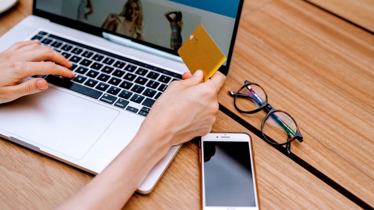 119,000 counterfeit shops risk your credit data