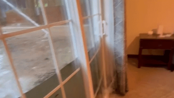 فيضانات تقتحم منزل طلاب الجامعة