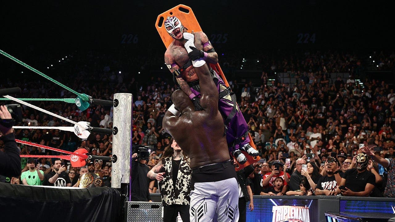 Omos defeats Mysterio at Triplemania