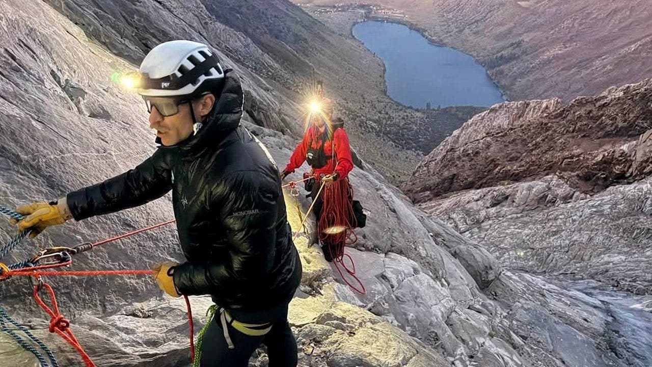 متسلق عالق بارتفاع 11000 قدم في ظروف جوية صعبة