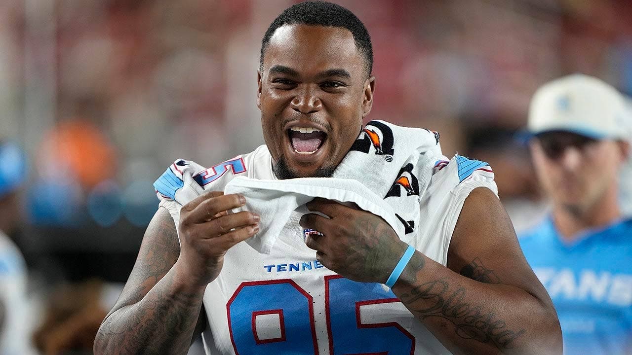 تيناتس يطلقون المدافع الأردن إليوت بعد فوزهم في الـNFL