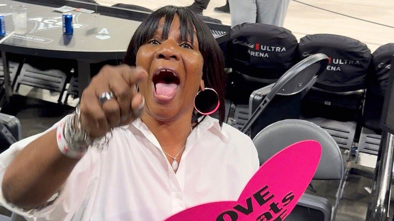 A'ja Wilson's mom reacts to 'Love Beats Hate' sign after Game 3
