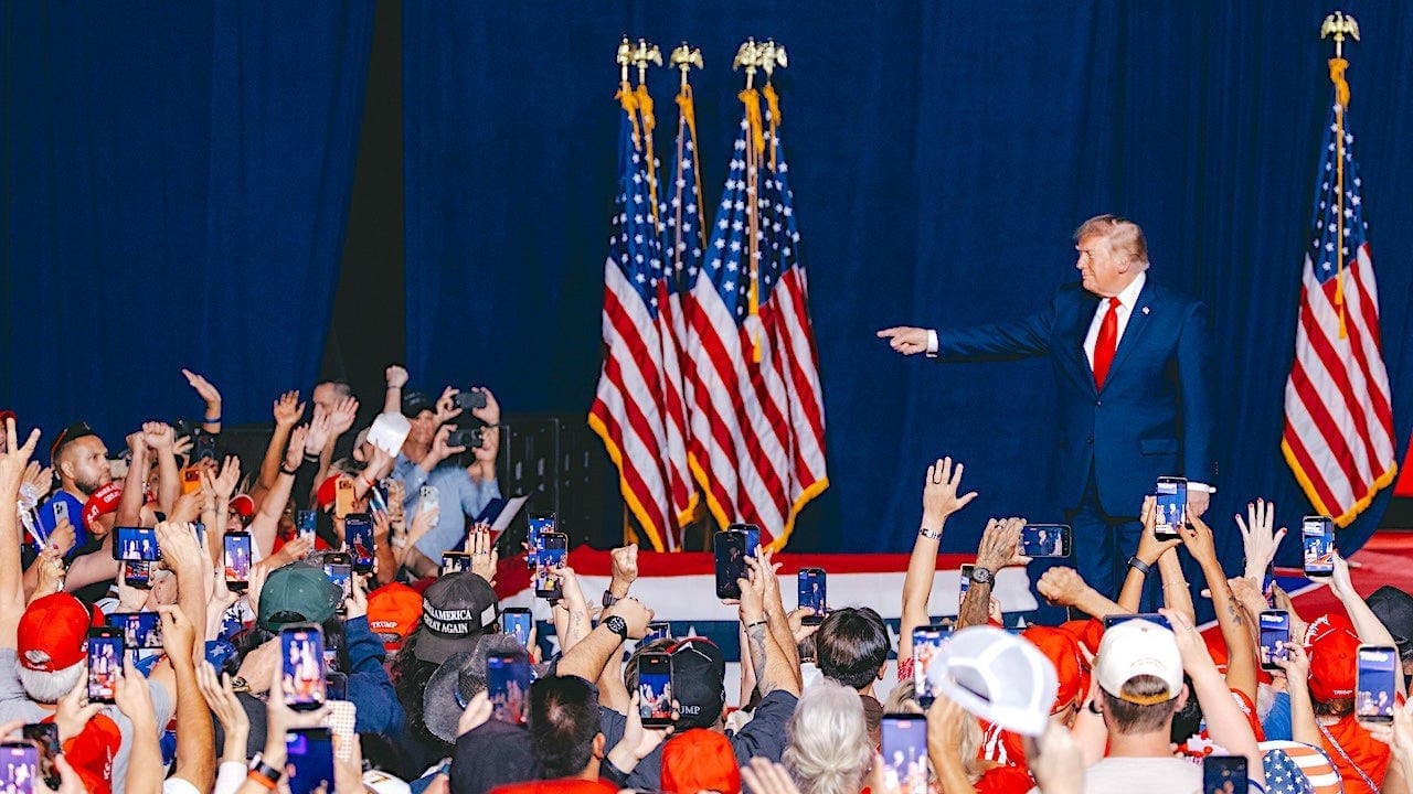 Hecklers disrupt Trump Texas rally