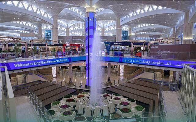 تواصل تعليق عمل مطار الملك خالد بالرياض