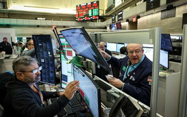 الأسهم الأمريكية ثابتة مع هبوط النفط وترقب التوترات