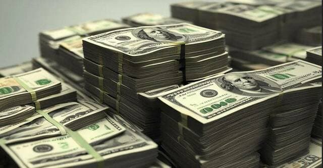Dollar Falls Against Egyptian Pound in Banks