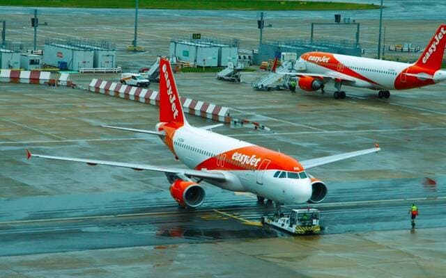EasyJet shares fall before Castle Lake bid deadline