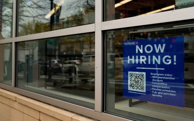 US weekly jobless claims rise slightly