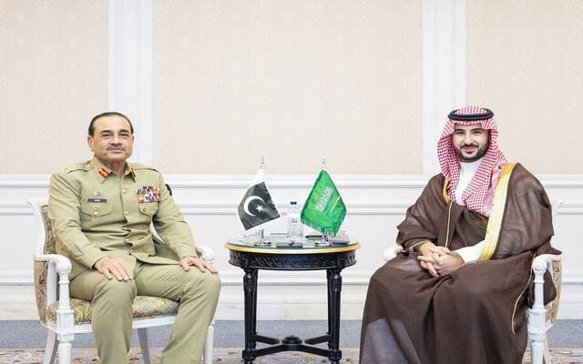 Defense Minister discusses ties with Pakistani Army Commander